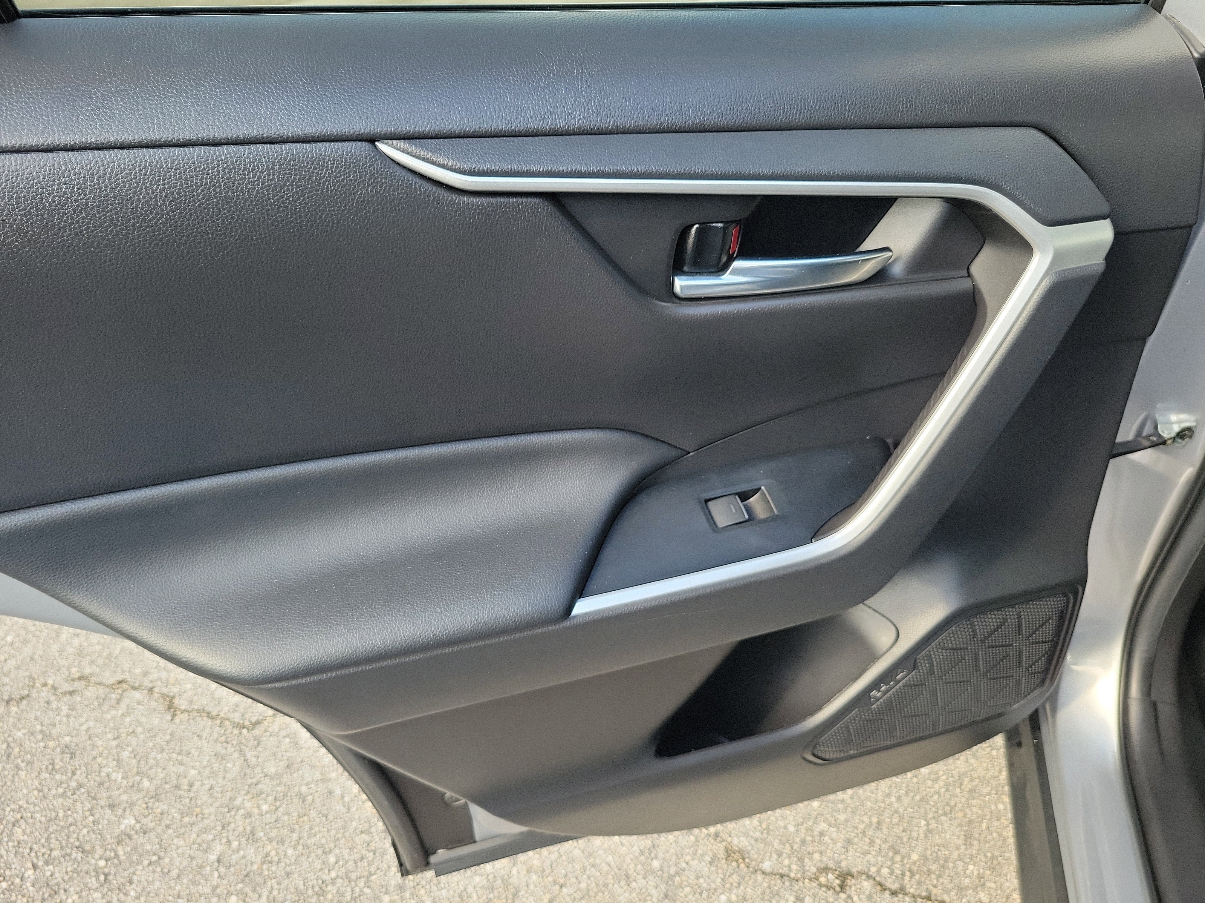 Used 2022 Silver Toyota XLE Premium image 15