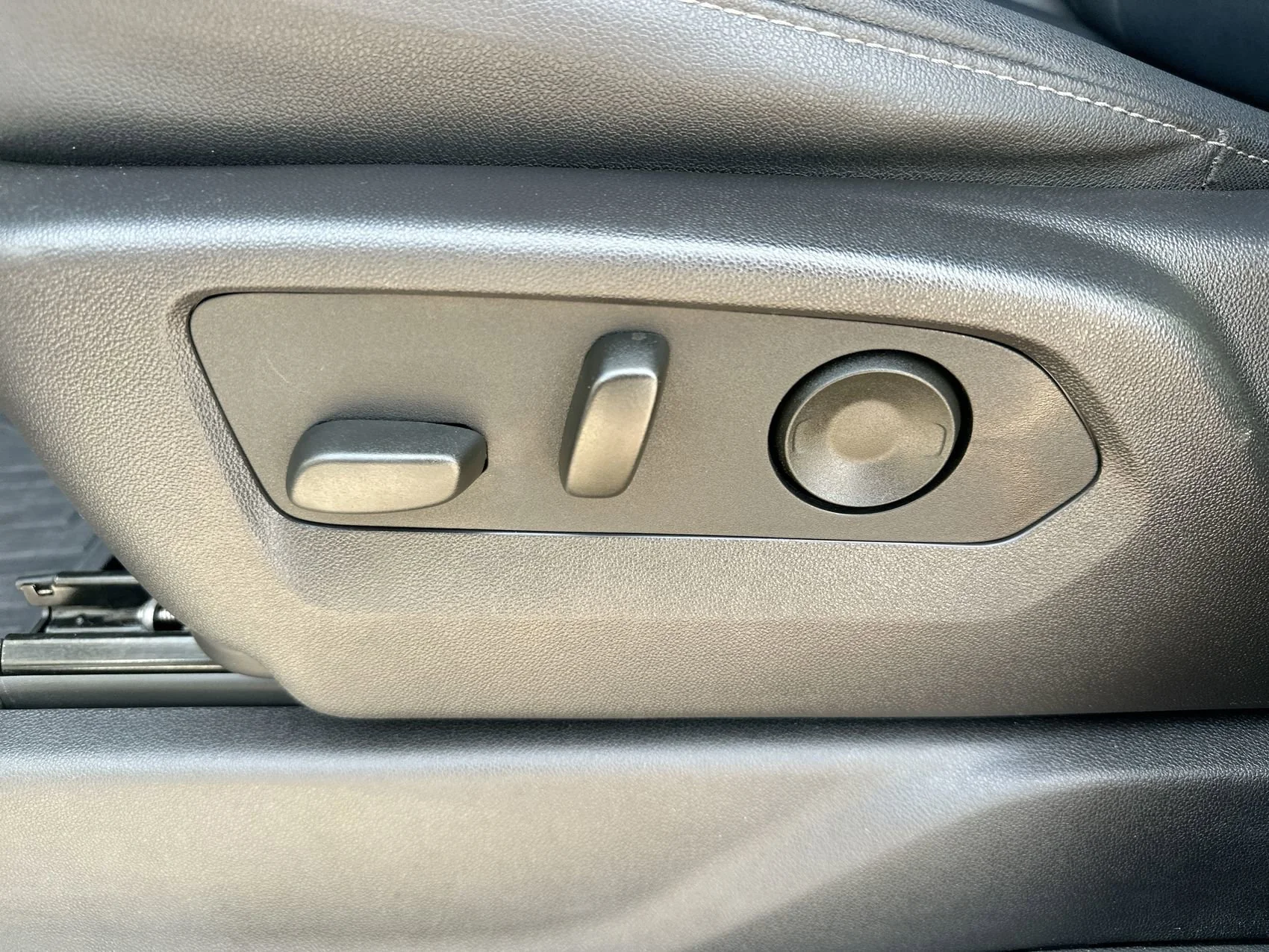 Used 2024 Summit White GMC Elevation image 12