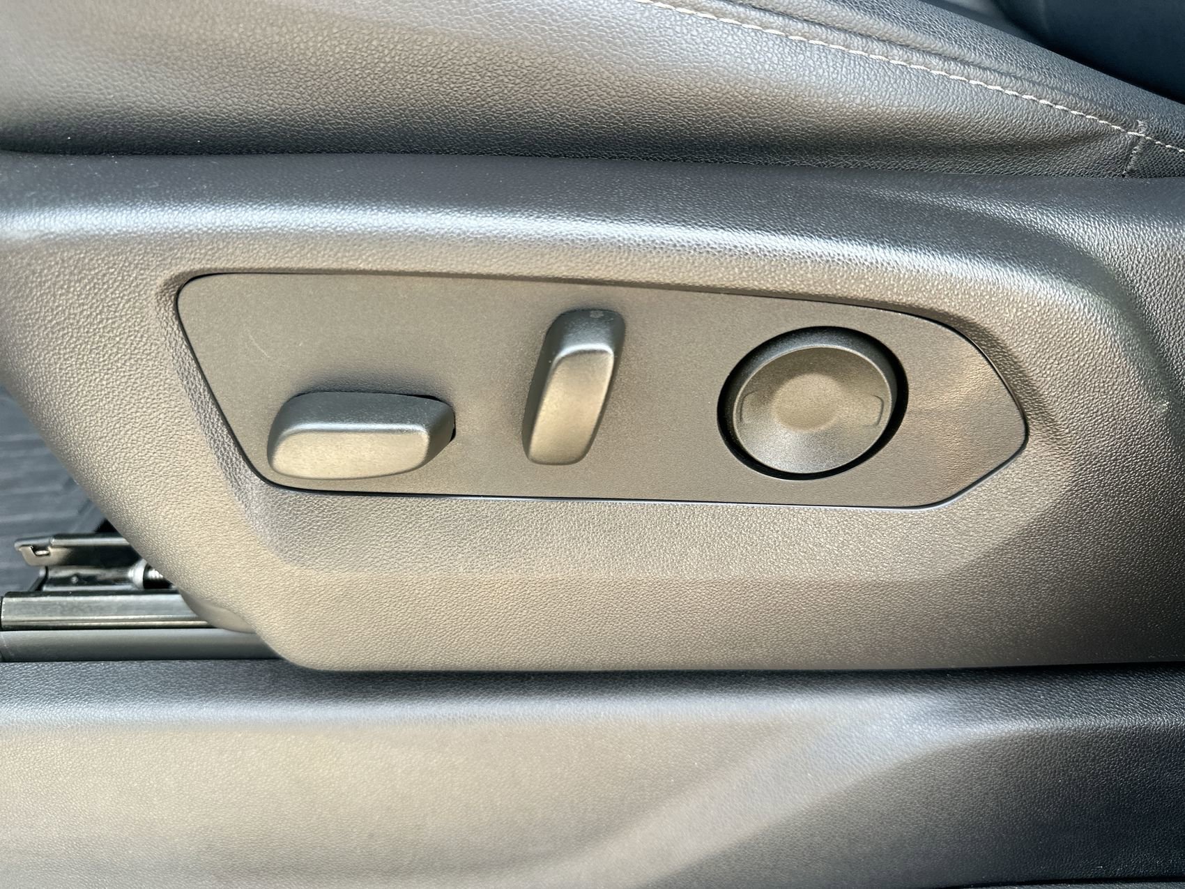 Used 2024 Summit White GMC Elevation image 12