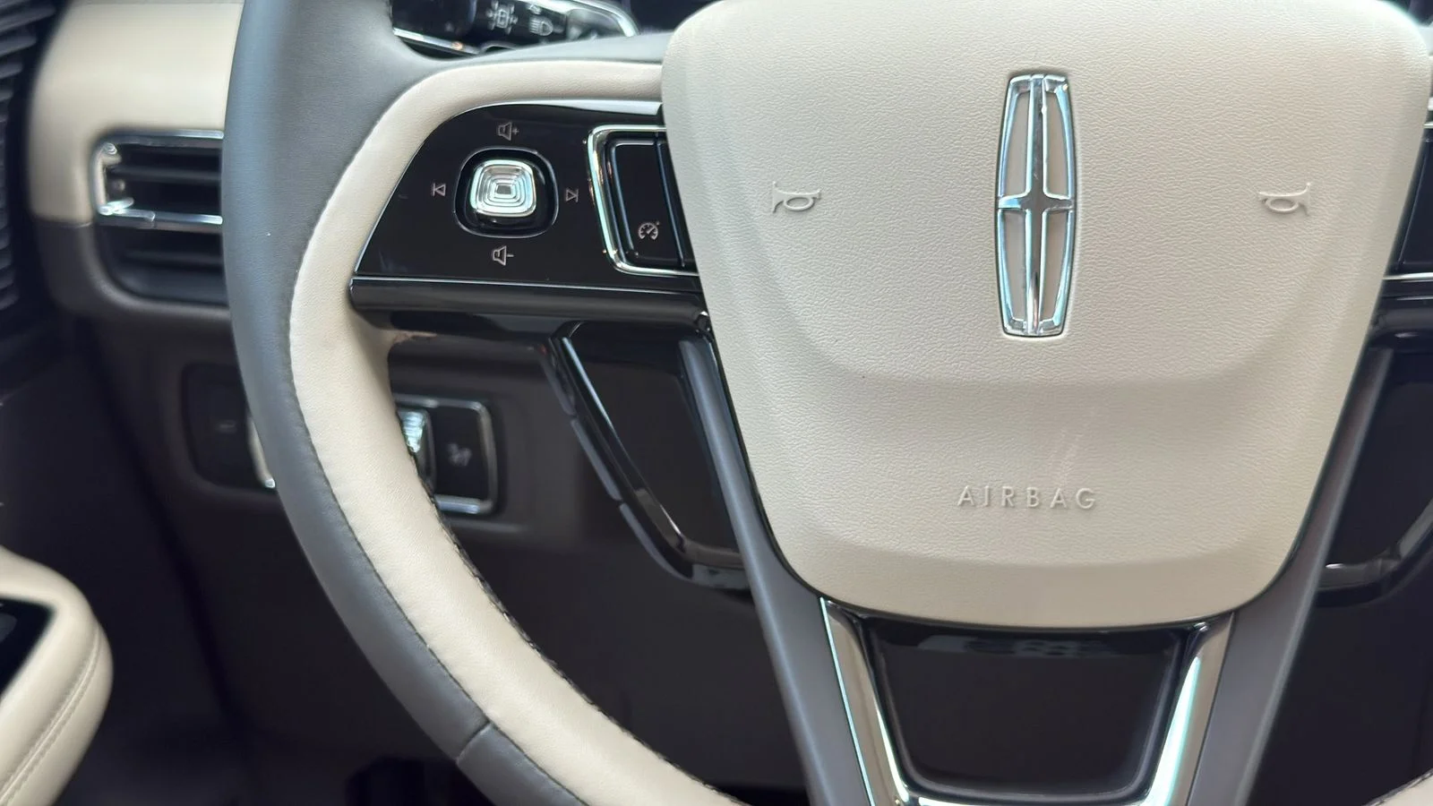 Used 2022 White Lincoln Standard image 16