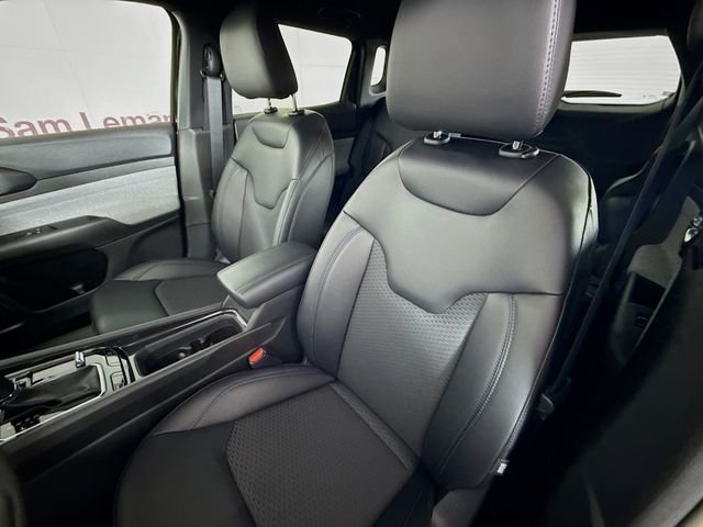 New 2026 Diamond Black Crystal Pearl-Coat Exterior Paint Jeep Latitude image 20