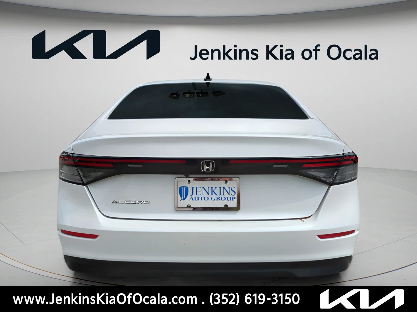 Used 2025 White Honda SE image 4
