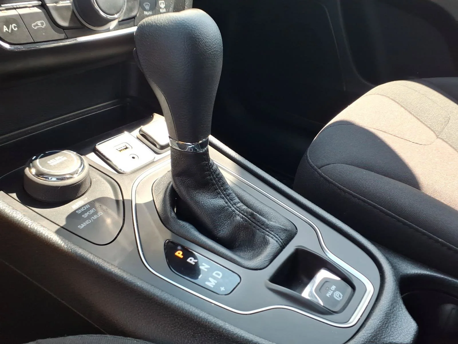 Used 2020 Velvet Red Pearlcoat Jeep Latitude image 15