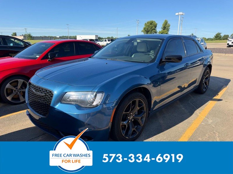 2022 Chrysler 300 Touring's photo