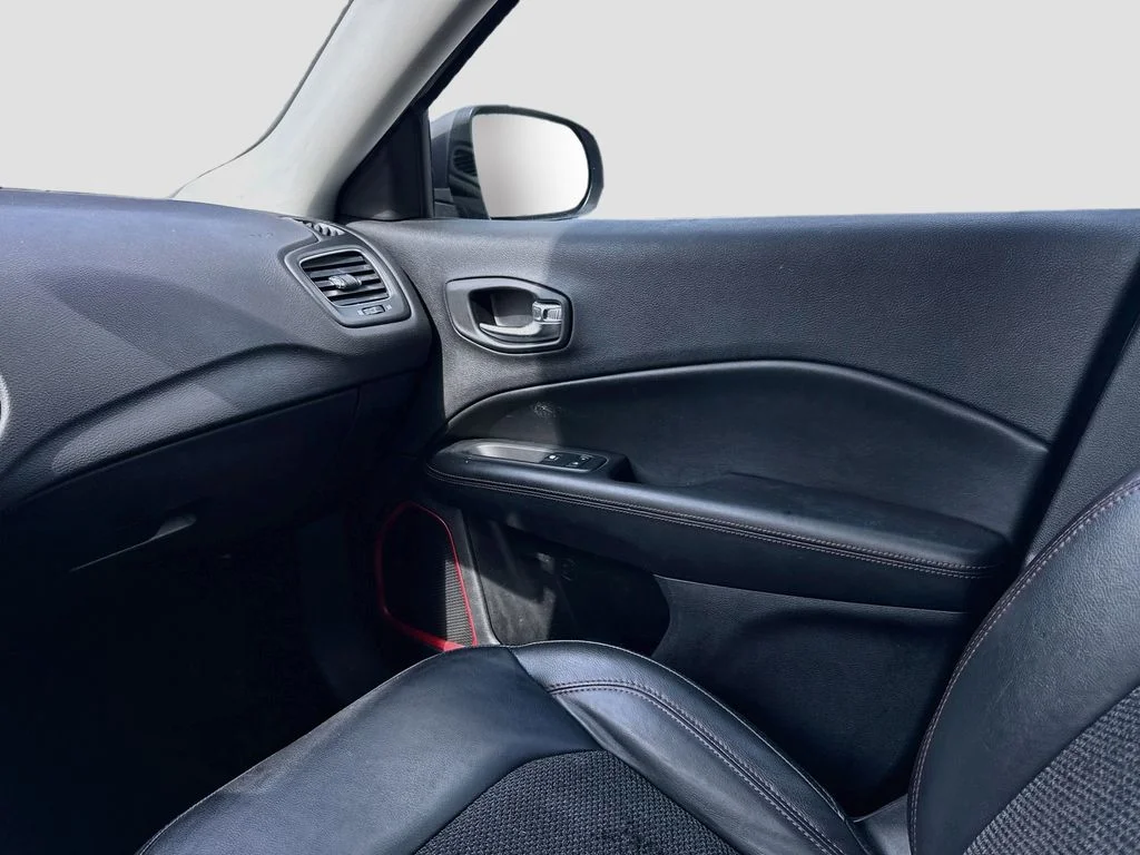 Used 2019 Silver Jeep Trailhawk image 26