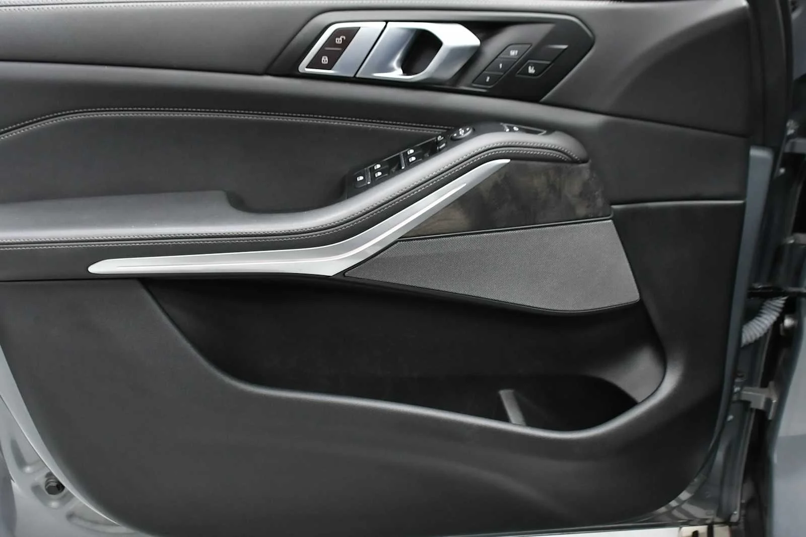 Used 2024 Skyscraper Grey Metallic BMW xDrive40i image 13
