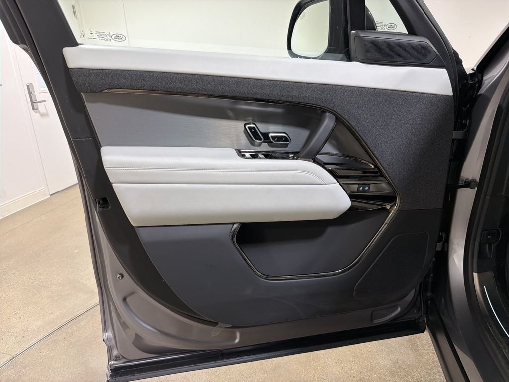 Certified Used 2025 Eiger Gray Metallic Land Rover SE image 9