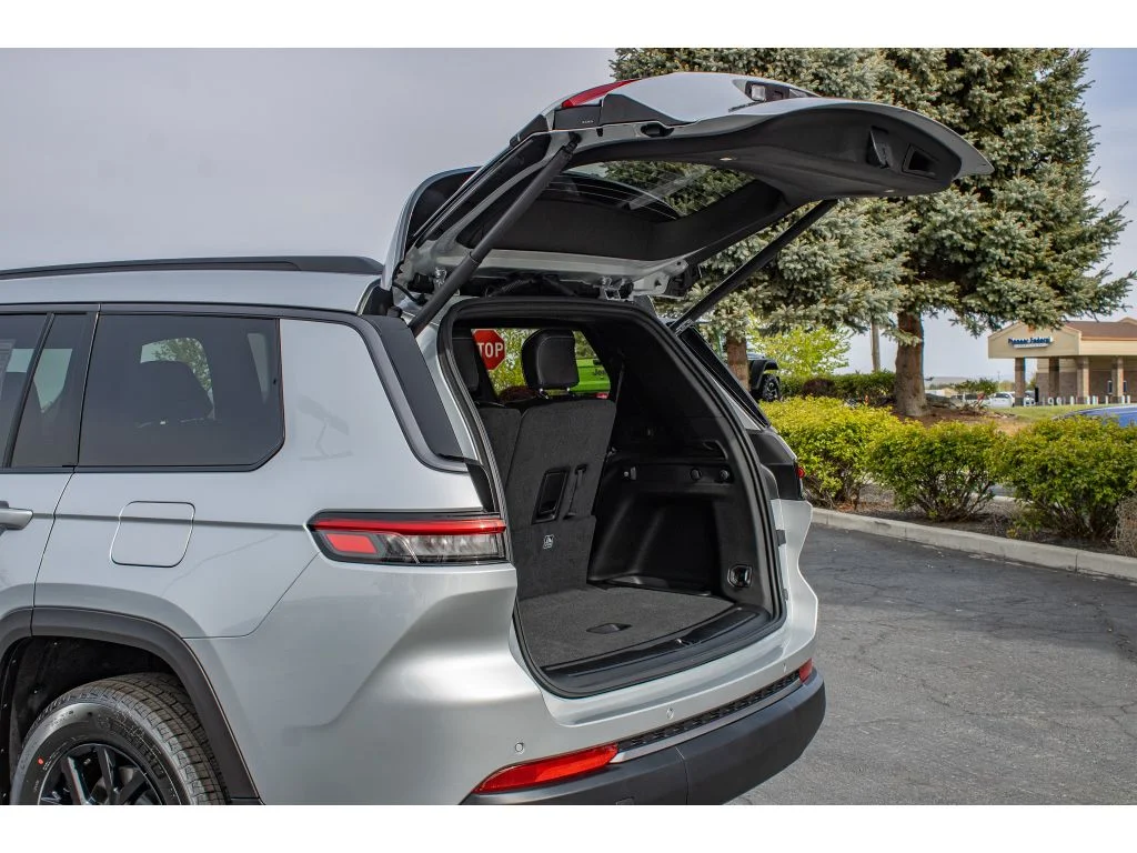 New 2026 SILVER ZYNITH Jeep Laredo Altitude image 10