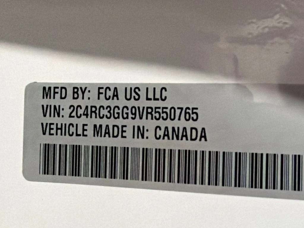 New 2027 Bright White Clear-Coat Exterior Paint Chrysler Limited image 41