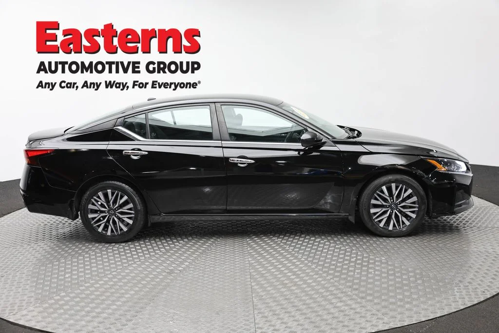 Used 2023 Black Nissan 2.5 SV image 4