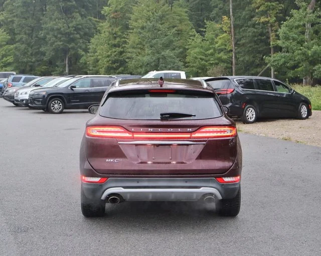 Used 2019 Red Lincoln Select image 6