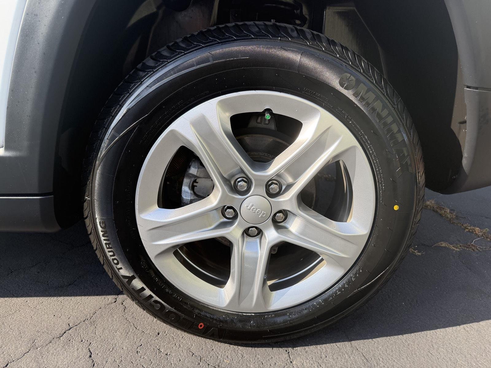 Used 2023 Bright White Clearcoat Jeep Latitude image 9