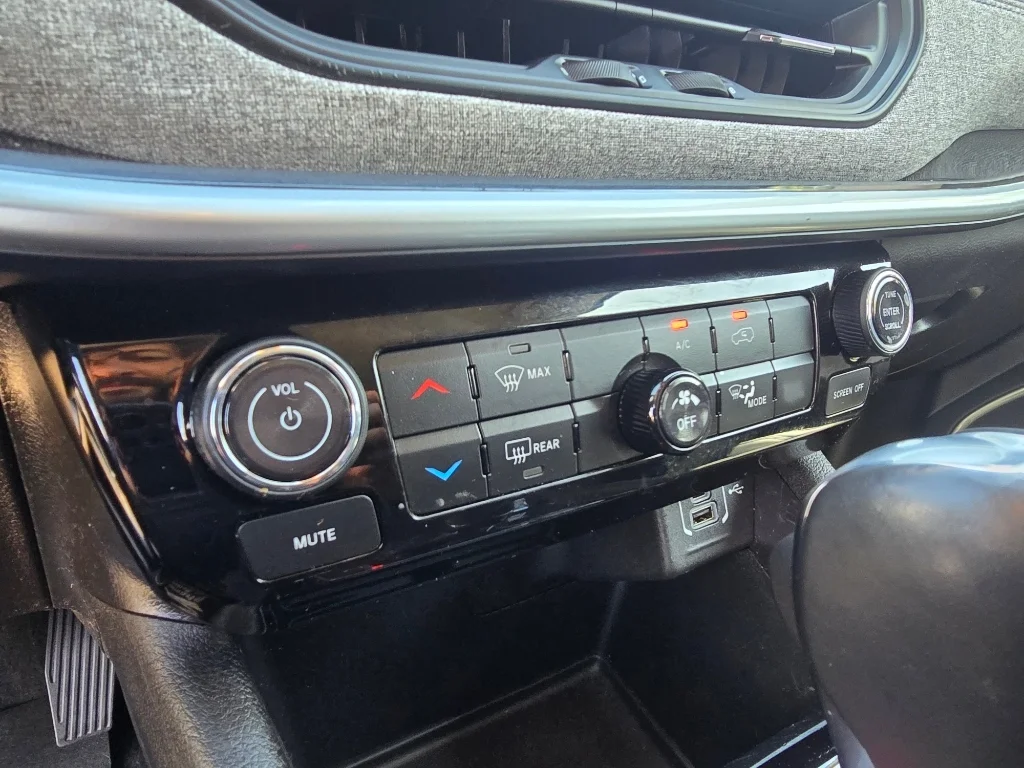 Used 2022 Bright White Clearcoat Jeep Latitude image 20