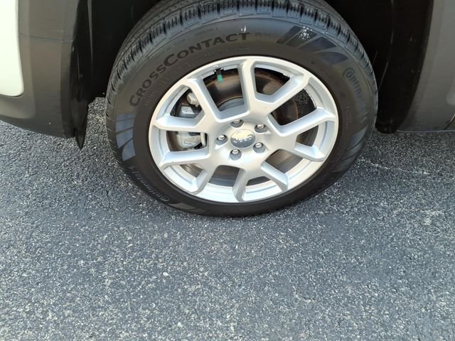 Used 2023 White Jeep Latitude image 10