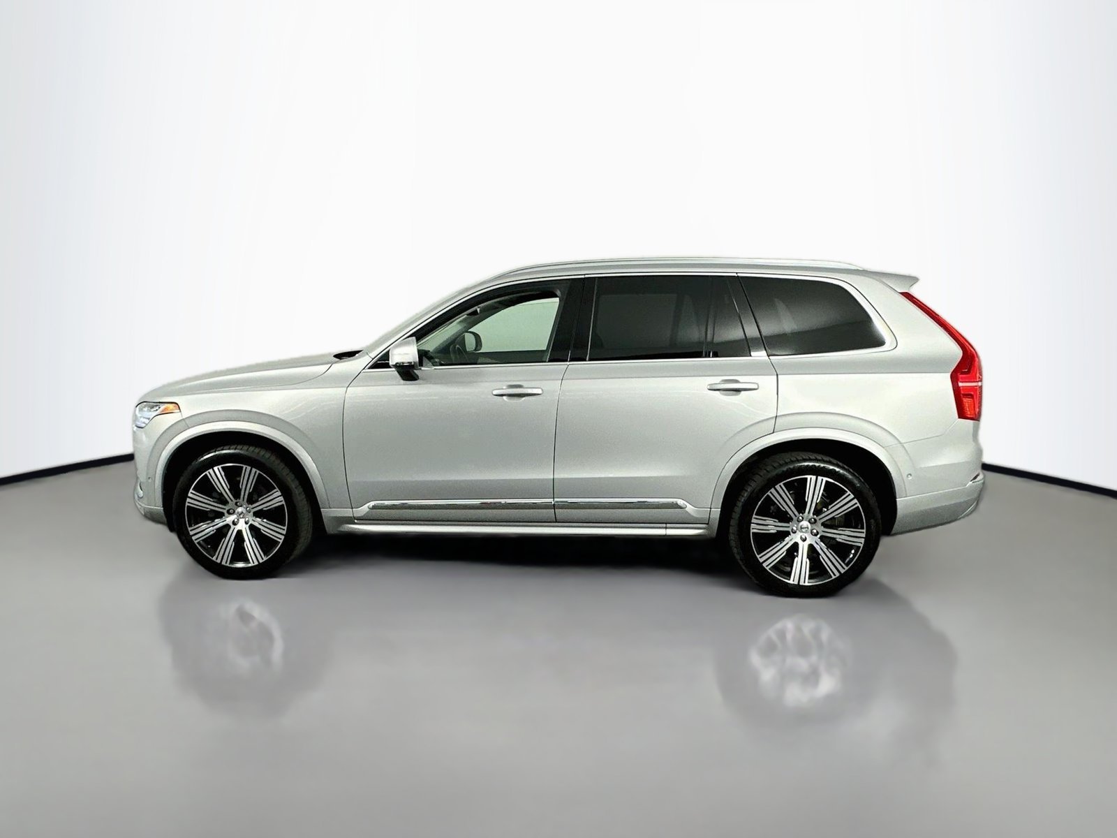 Used 2023 Silver Dawn Metallic Volvo Ultimate image 4