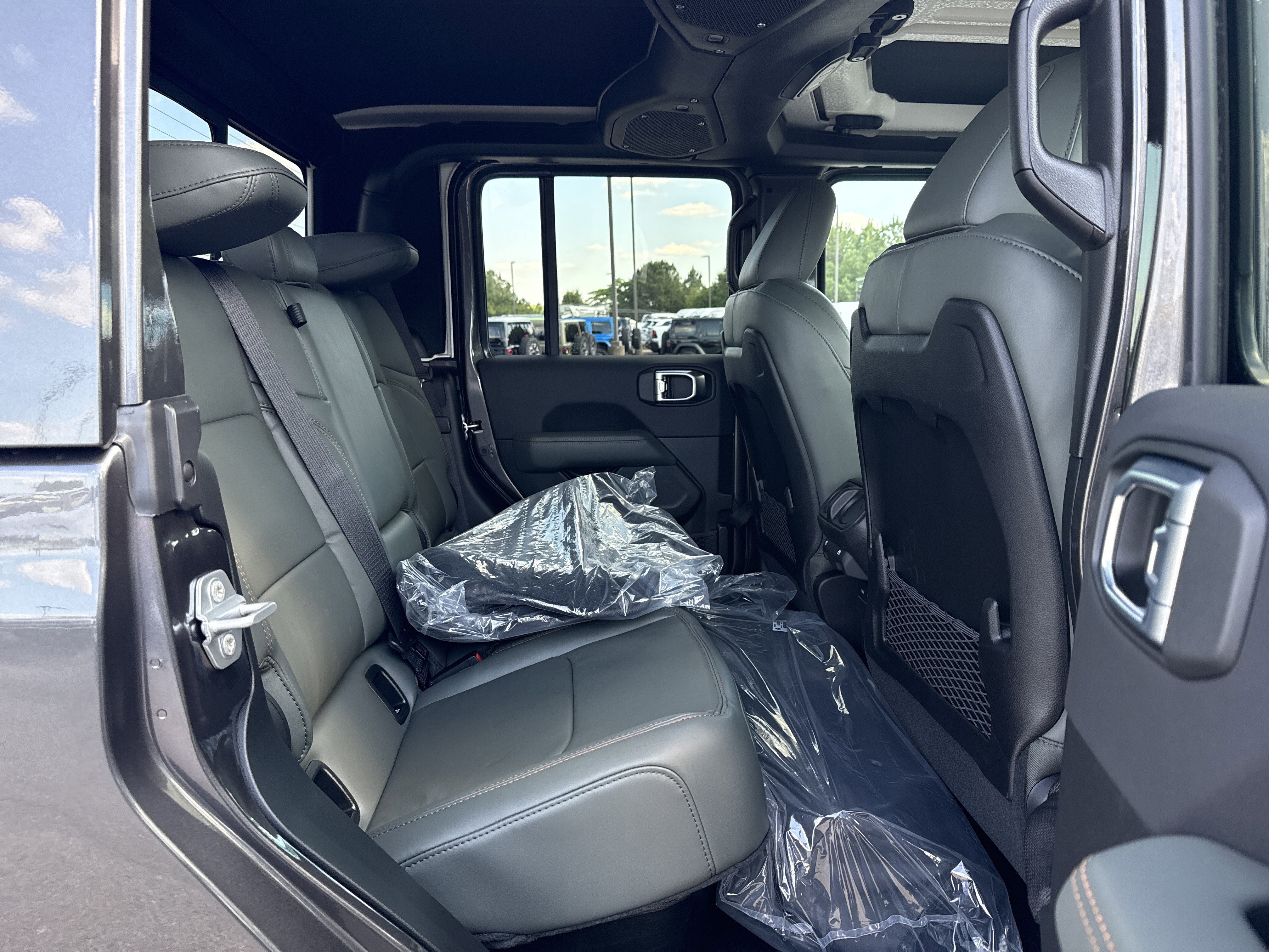 New 2026 Granite Crystal Metallic Clear-Coat Exterior Paint Jeep Mojave X image 16