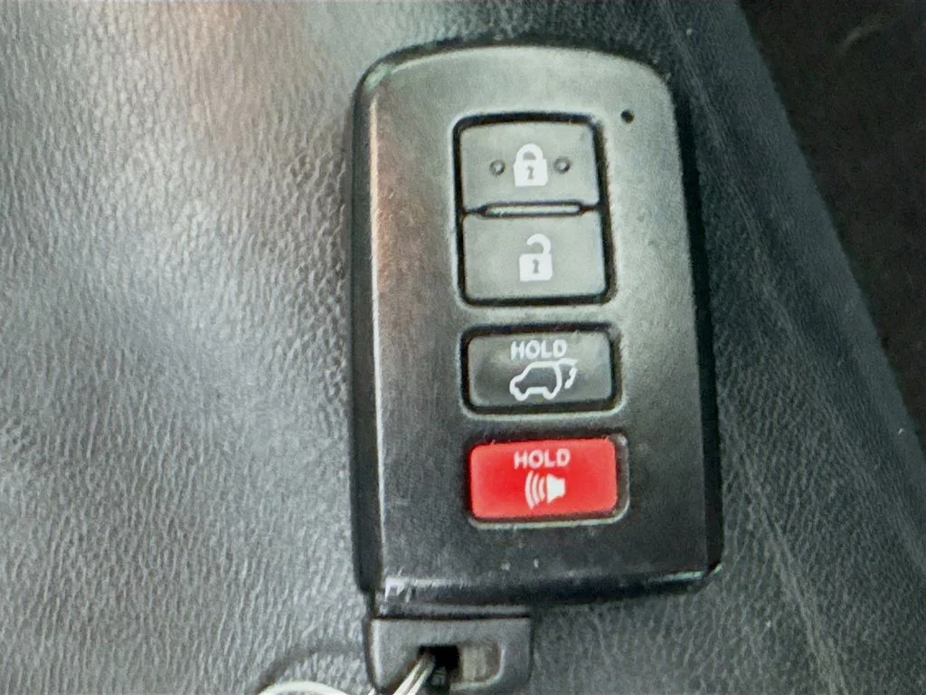 Used 2018 Gray Toyota XLE image 39