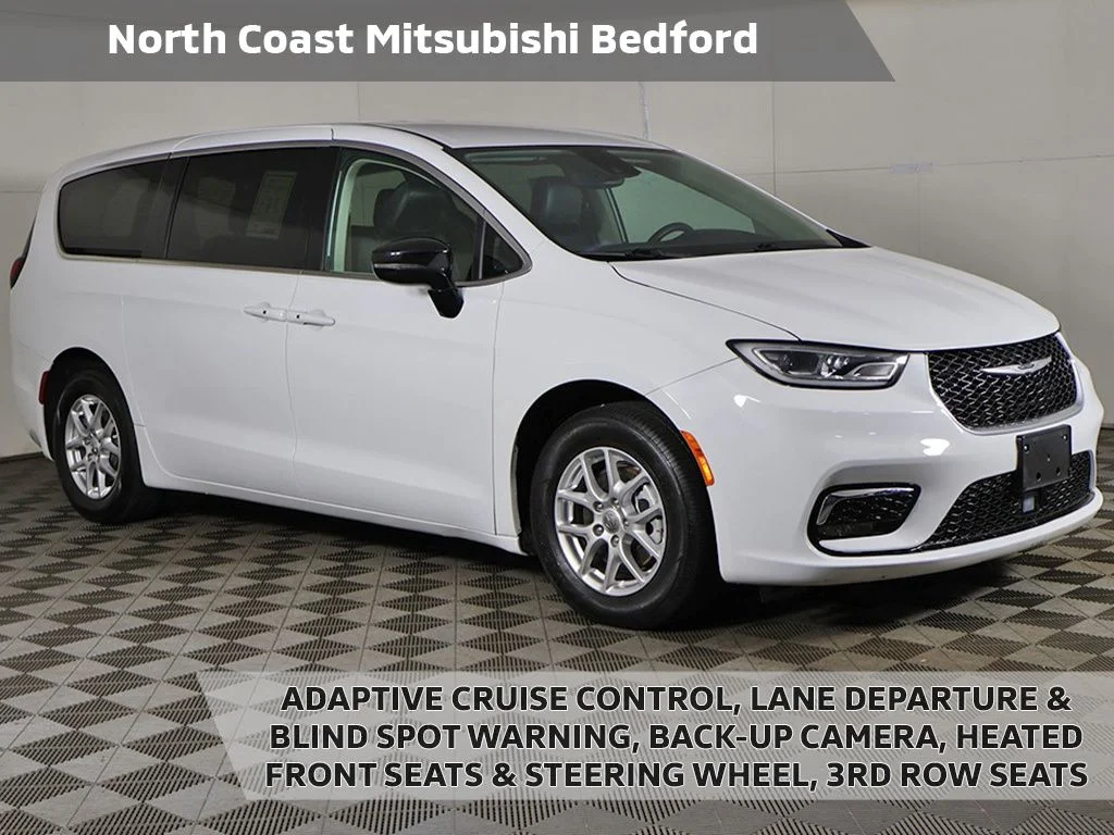 2024 Chrysler Pacifica Touring L's photo