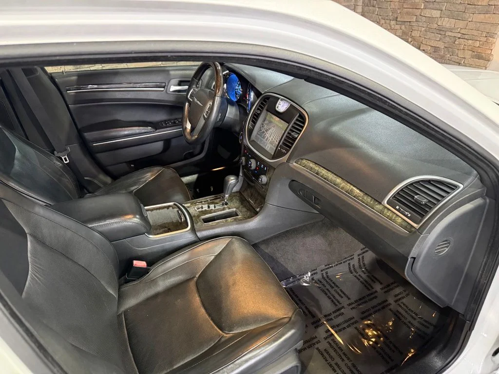Used 2011 Ivory Chrysler Base image 27