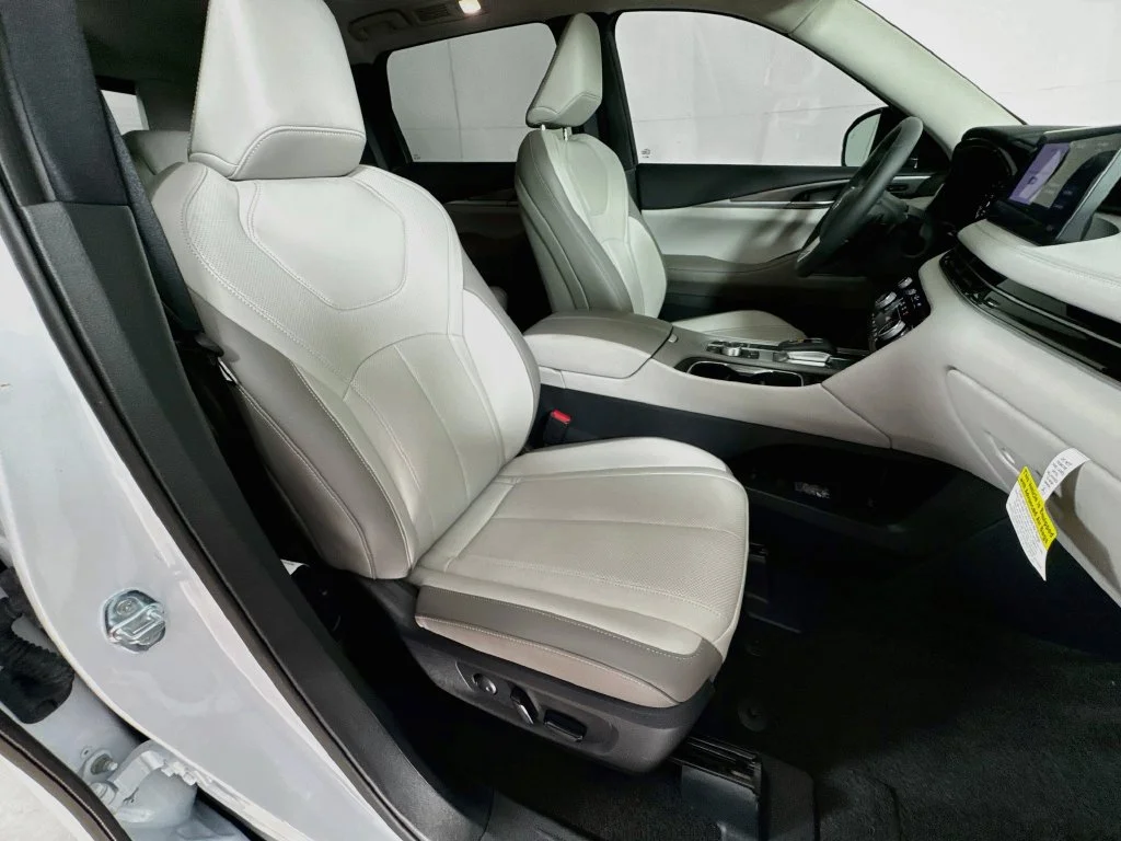 Certified Used 2027 White INFINITI PURE image 40