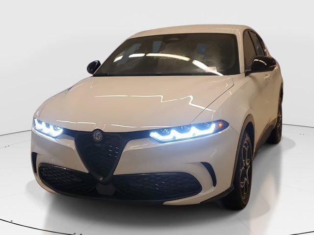Used 2025 Milano White Alfa Romeo Base image 4