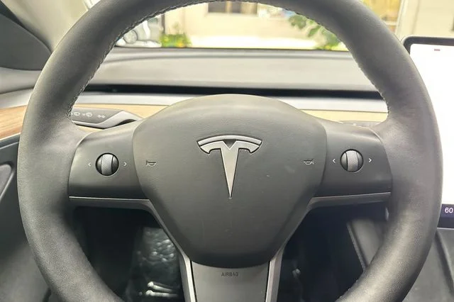 Used 2023  Tesla Base image 28