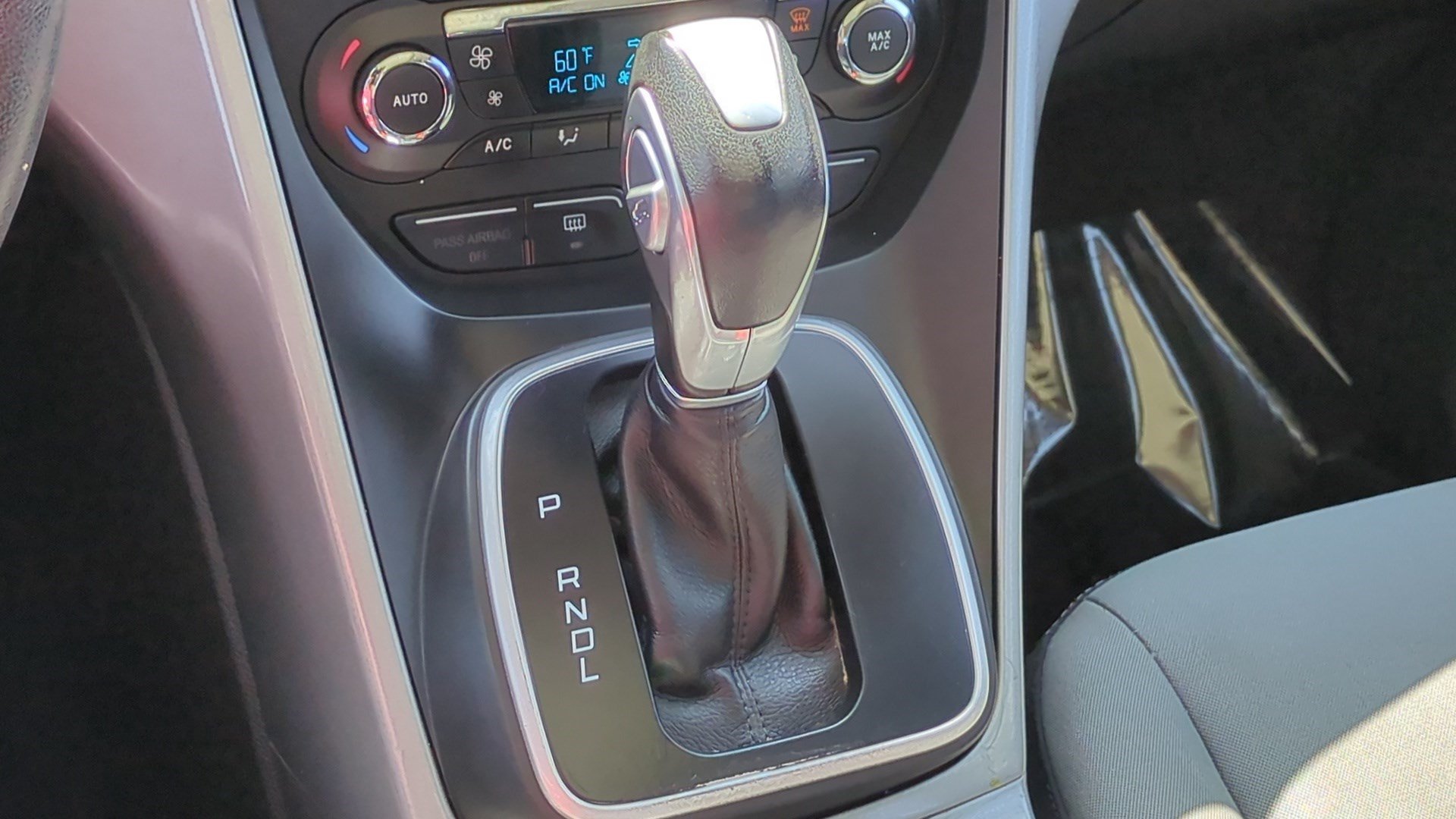 Used 2015 White Platinum Clearcoat Metallic Ford SE image 24
