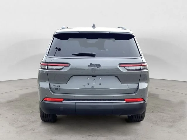 New 2027 Gray Clearcoat Jeep Laredo Altitude image 5