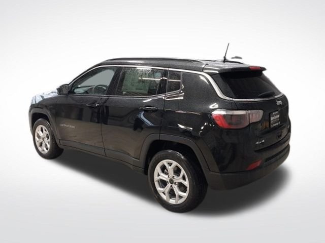 New 2026 Diamond Black Crystal Pearl-Coat Exterior Paint Jeep Latitude image 20