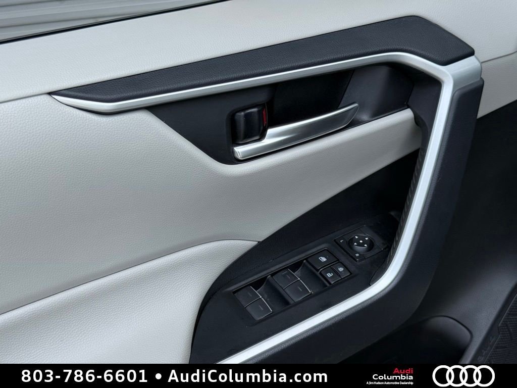 Used 2025 Beige Toyota XLE Premium image 21