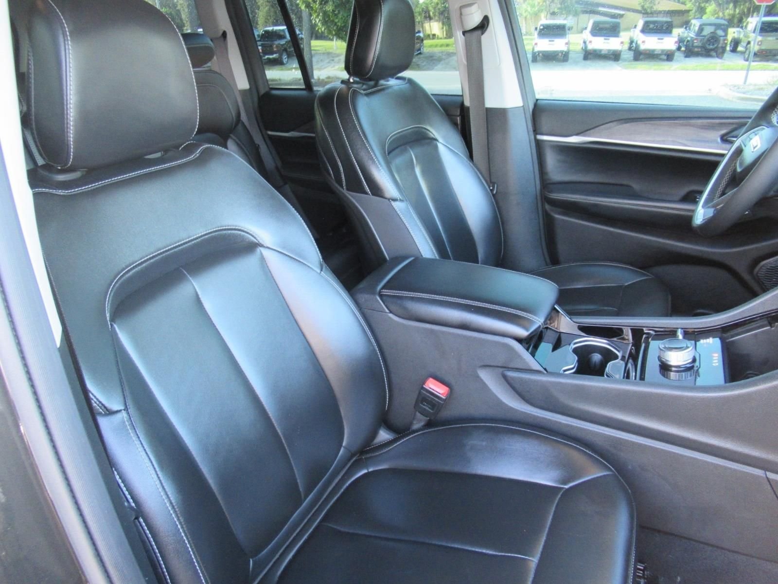 Used 2023  Jeep Limited image 9