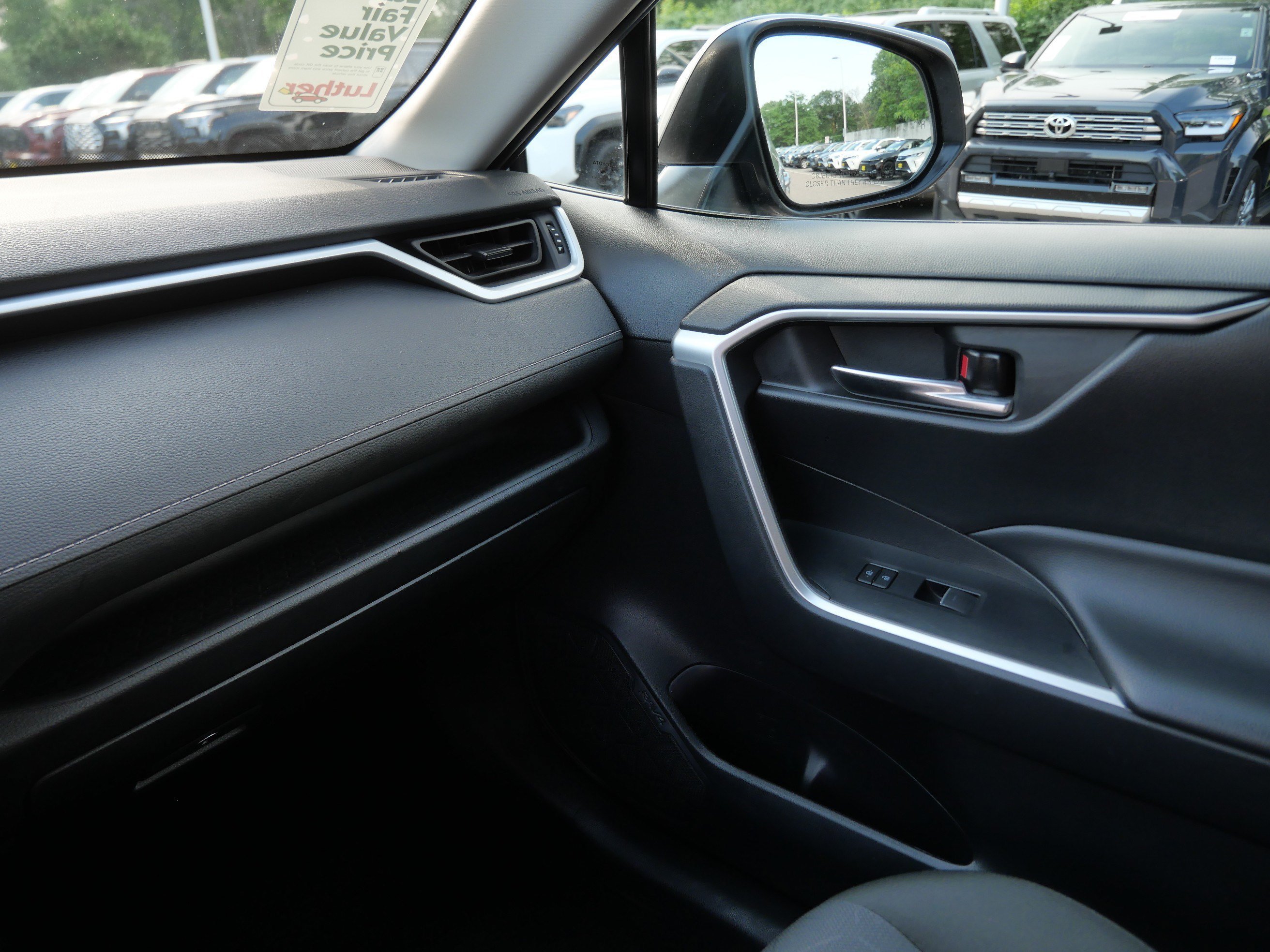 2024 Toyota RAV4 XLE - Photo 33
