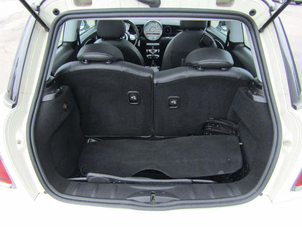 Used 2010 Pepper White MINI Base image 21