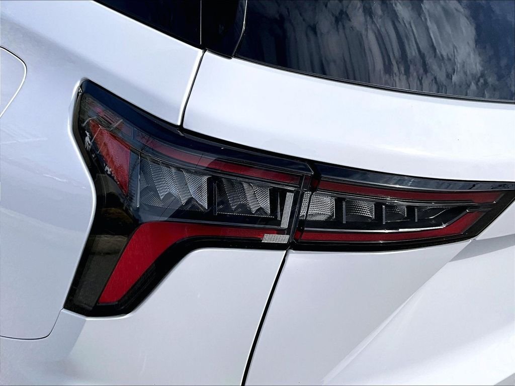 Used 2025 White Chevrolet LT image 31