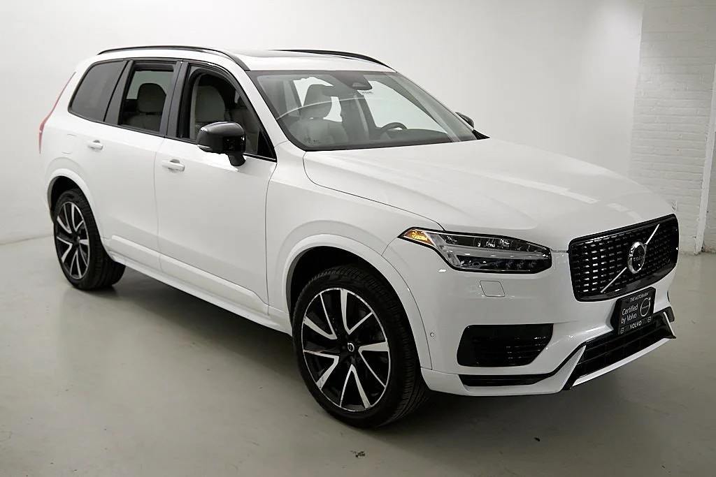 New 2023 Crystal White Volvo Plus image 4