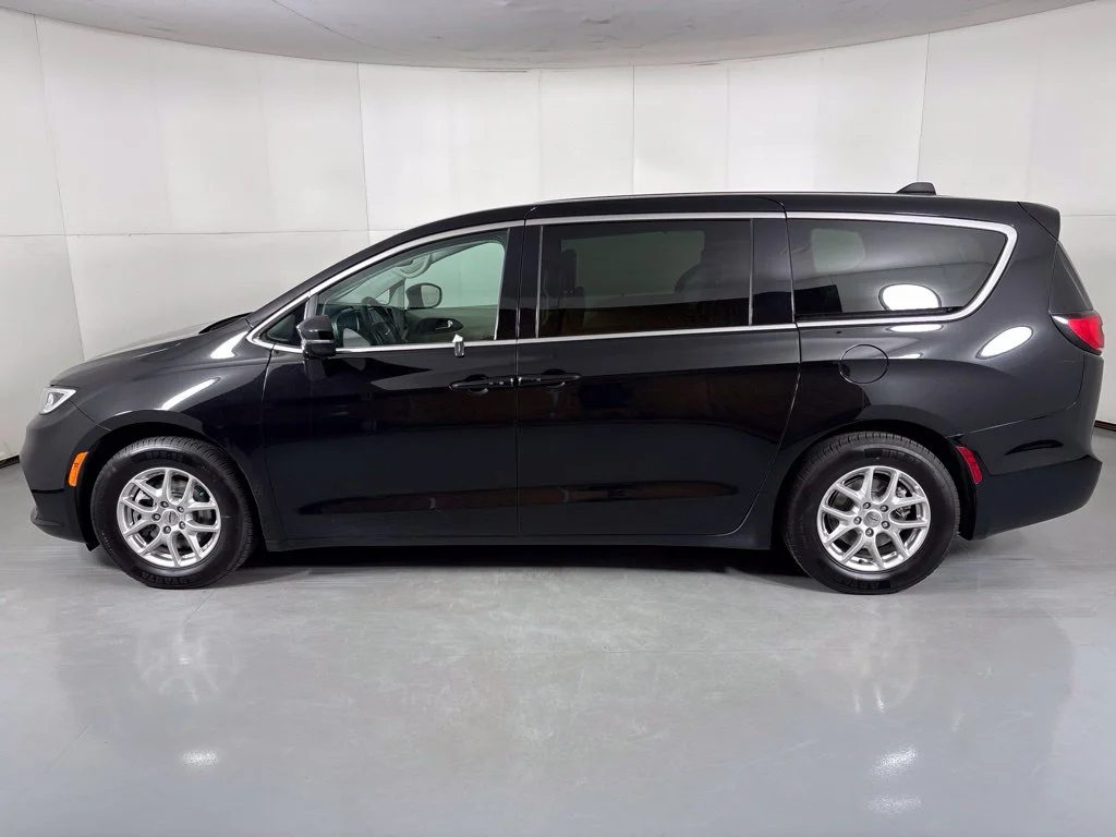 Used 2024 Black Chrysler Touring L image 5