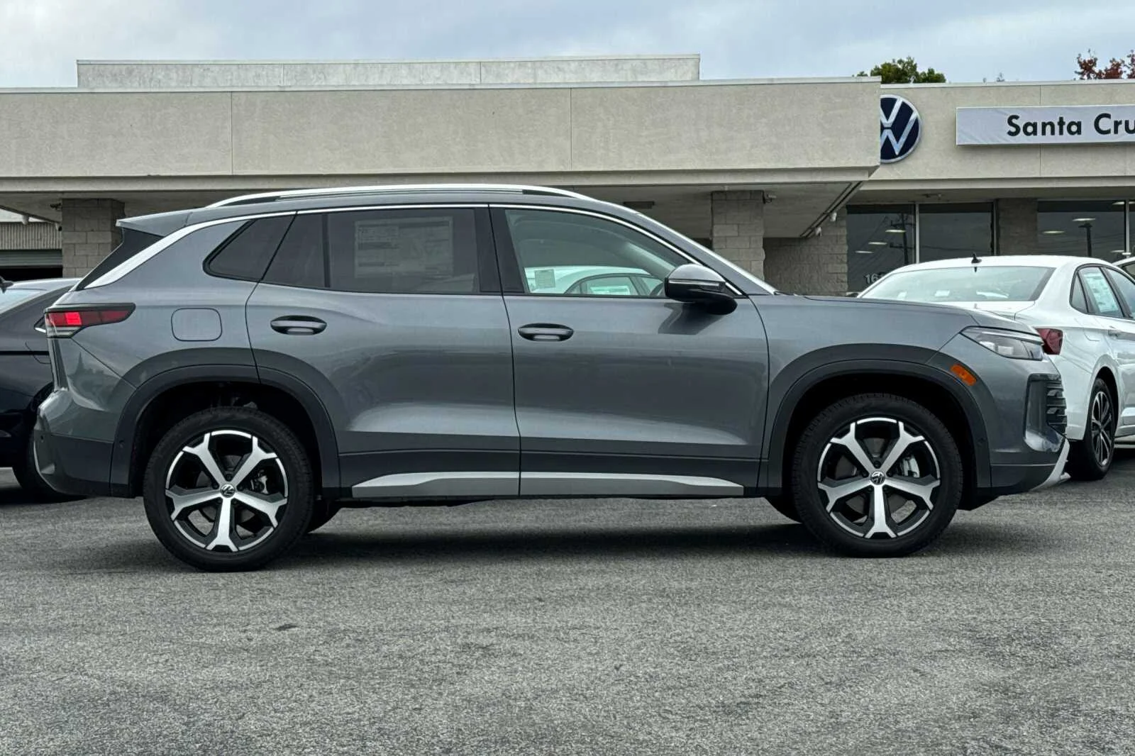 2026 Volkswagen Tiguan SE - Photo 3