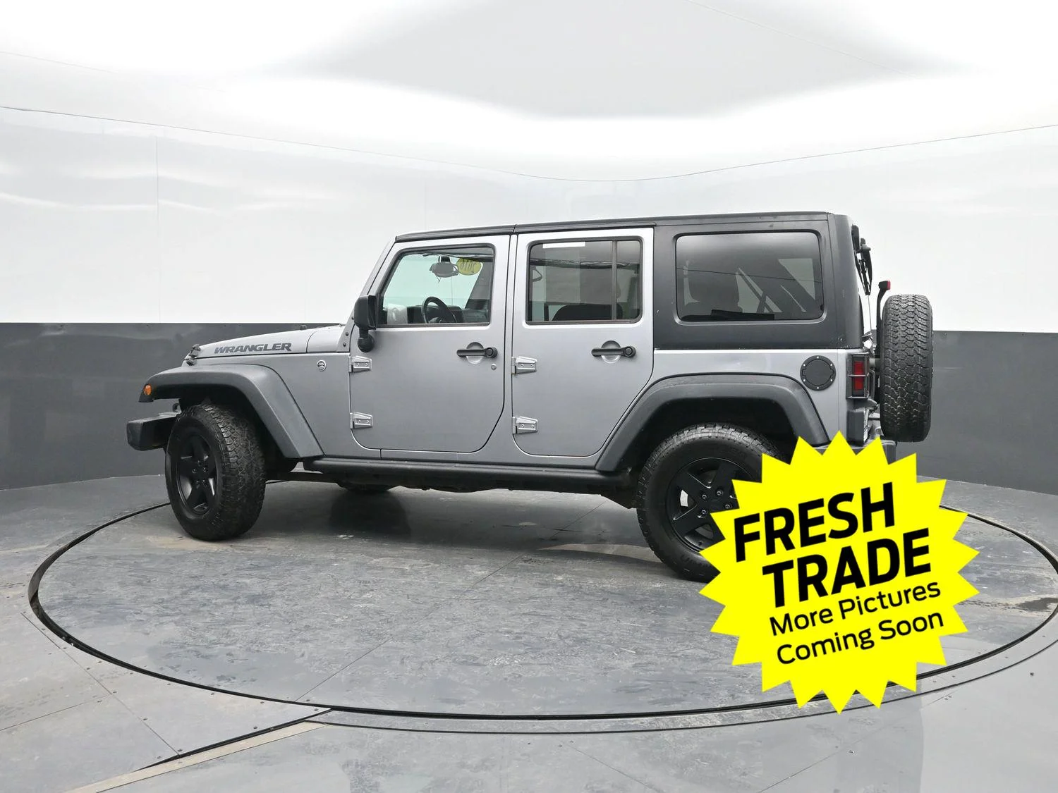 Used 2016 Billet Silver Metallic Clearcoat Jeep Black Bear image 34