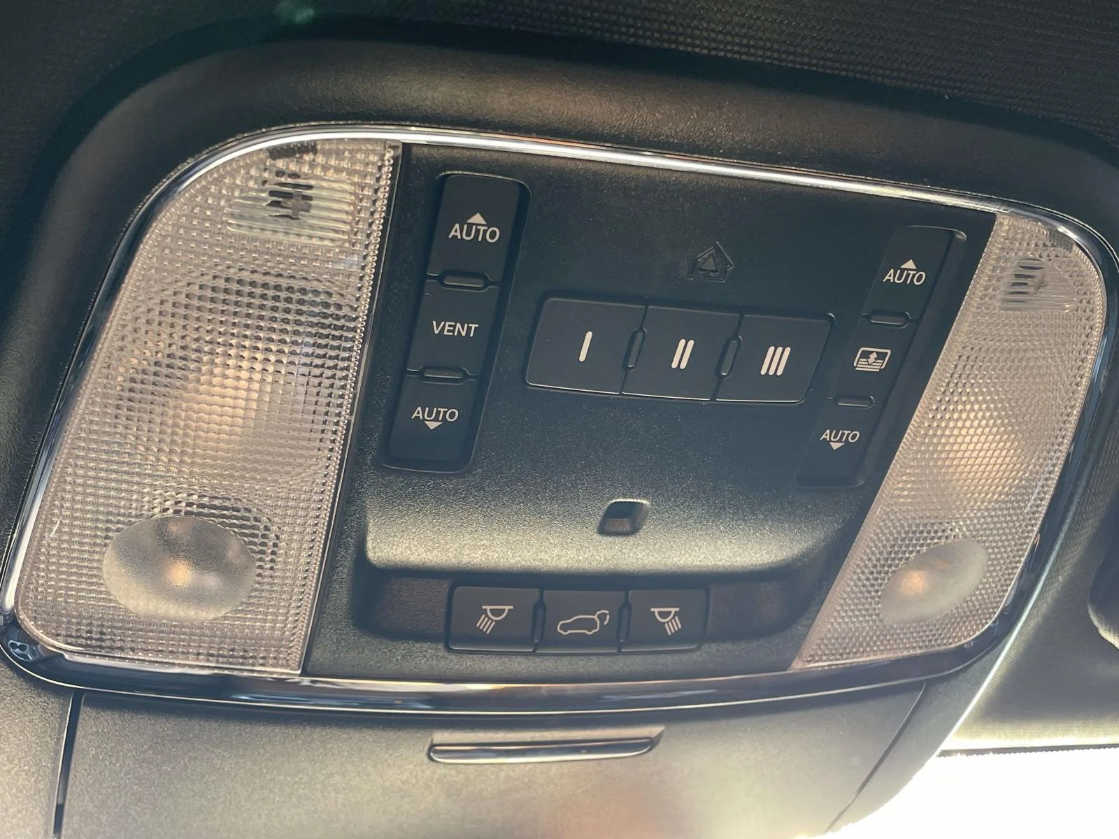 Used 2020 Diamond Black Crystal Pearlcoat Jeep Overland image 23