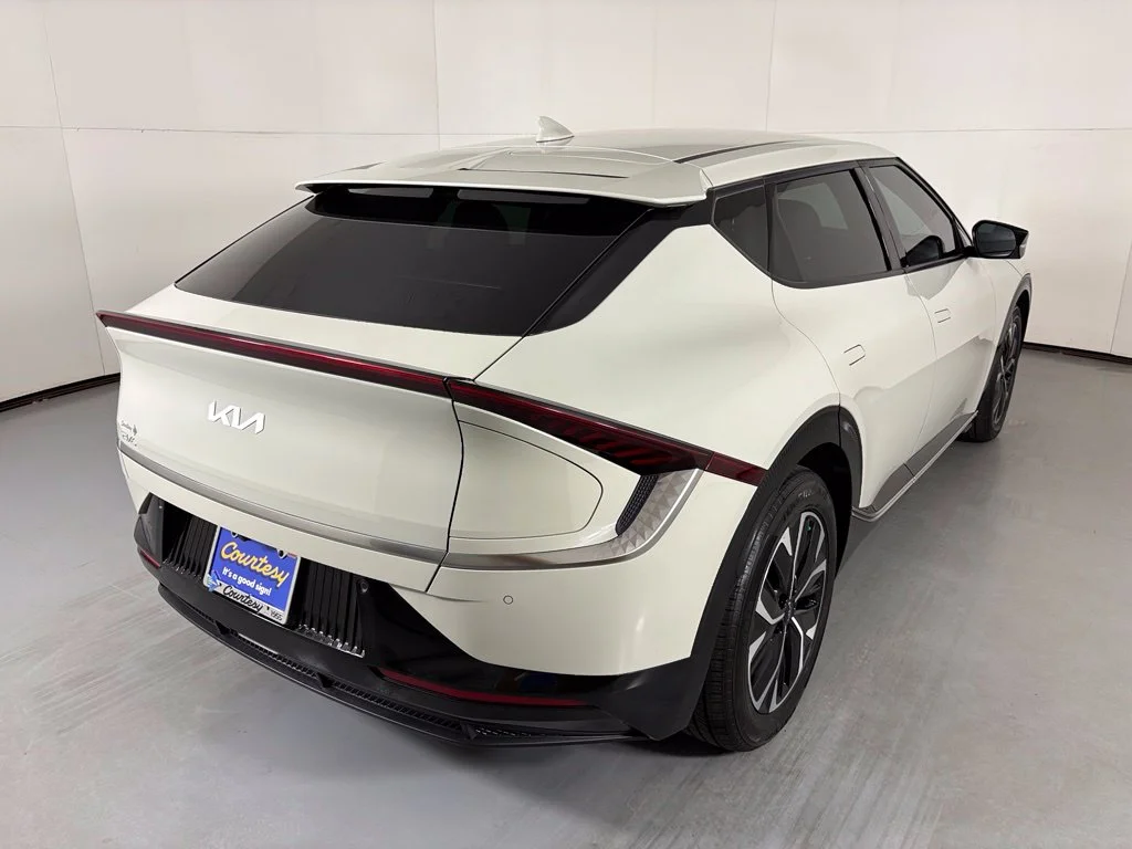 Used 2023 White Kia Wind image 8
