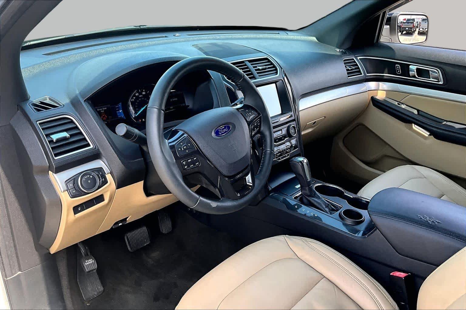 Used 2017 White Platinum Metallic Tri-Coat Ford XLT image 18