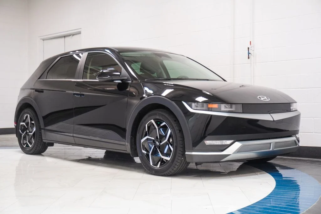 Used 2023 Black Hyundai SE image 5