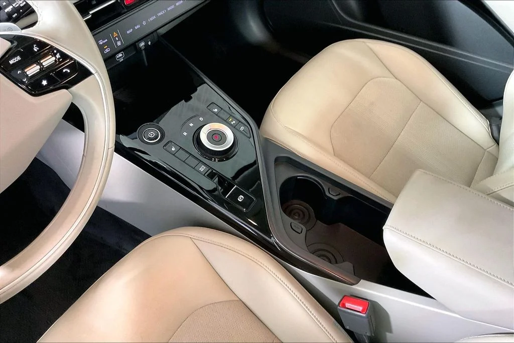 Used 2023 White Kia Wind image 17