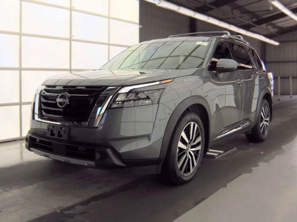 Used 2025  Nissan Platinum image 2