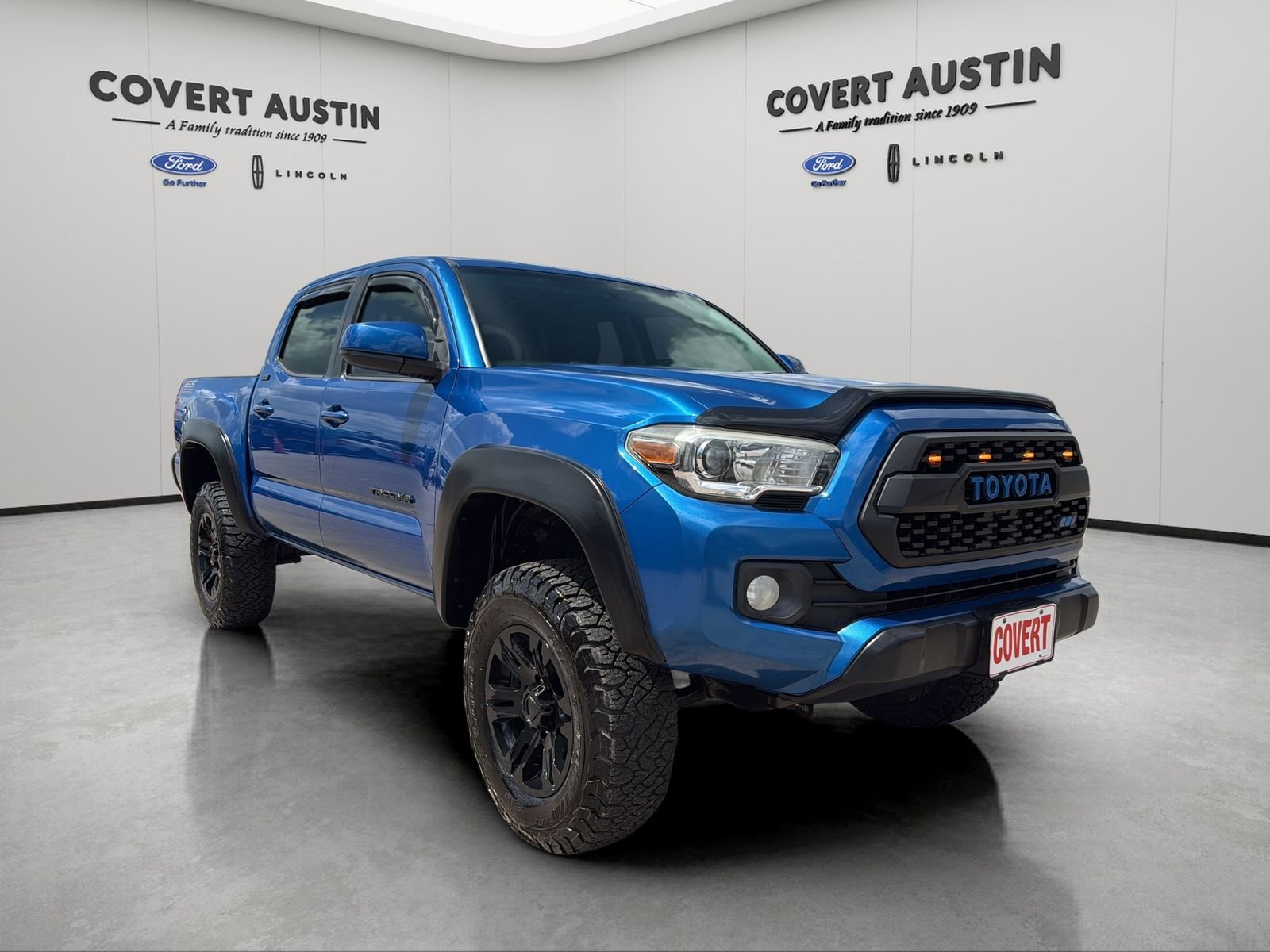 Used 2016 Blue Toyota SR5 image 7