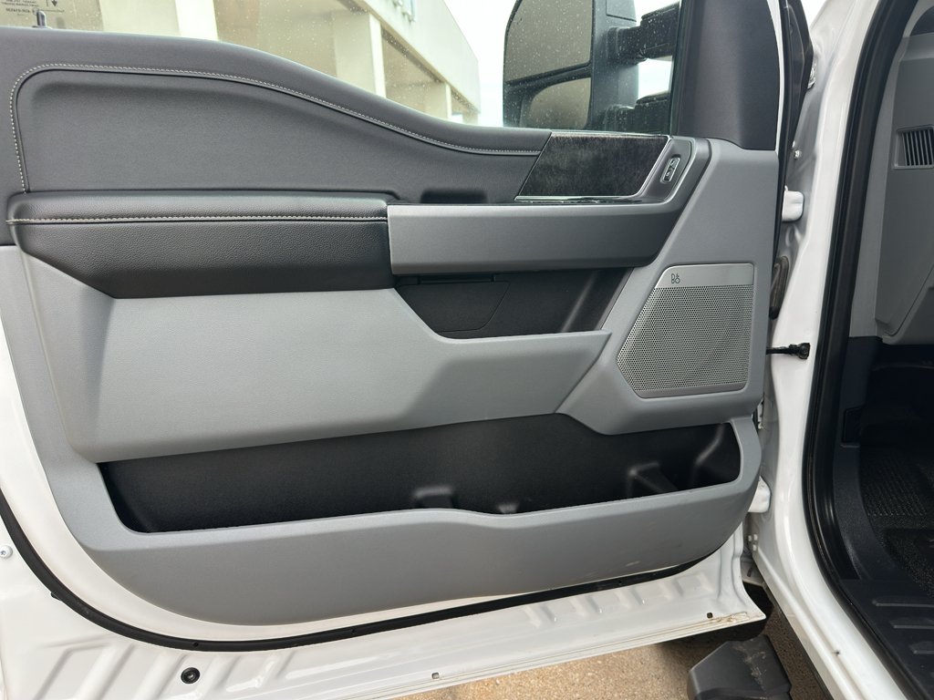 Used 2025 Oxford White Ford XLT image 11