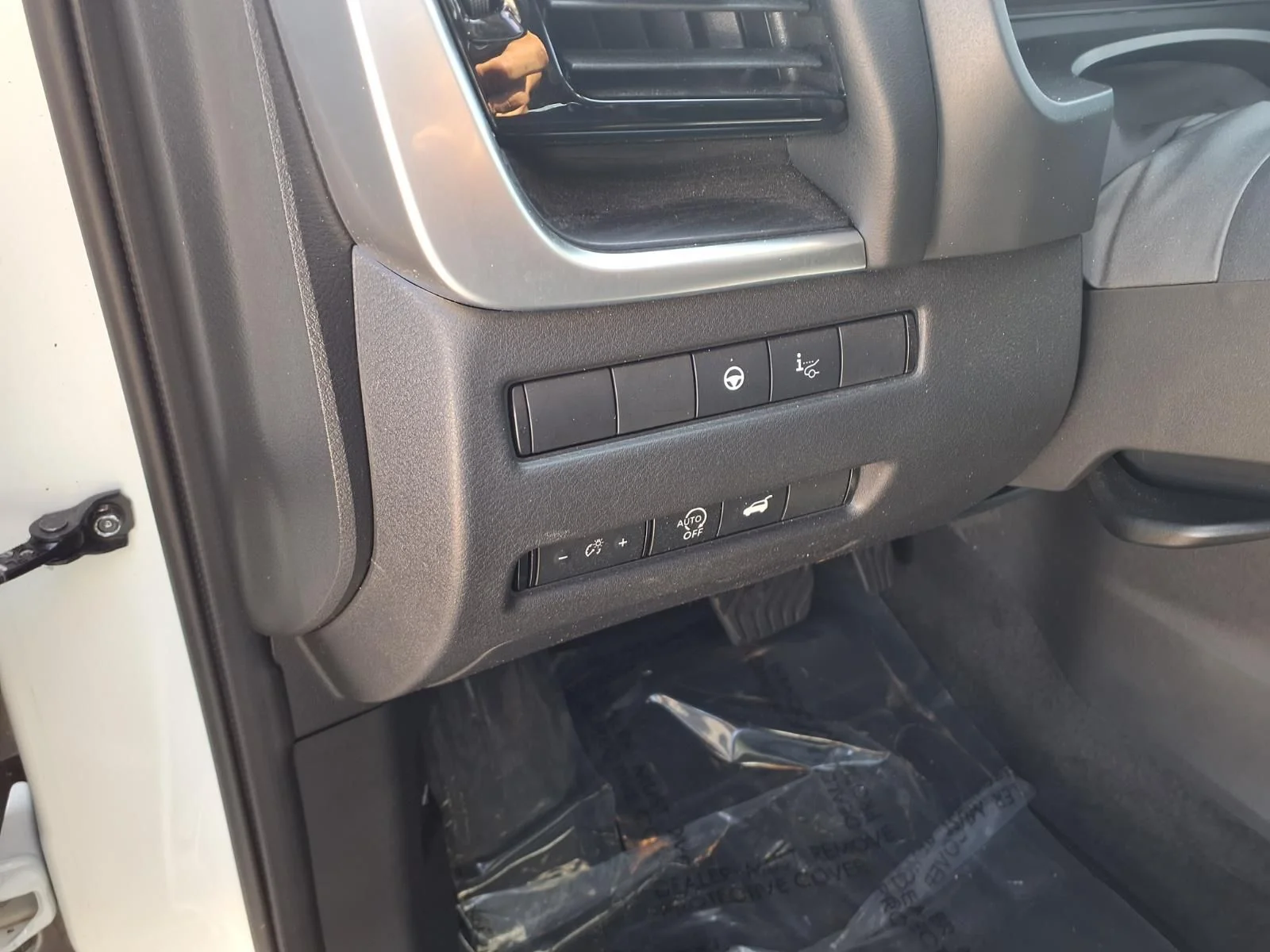 Used 2023 White Nissan Platinum image 14