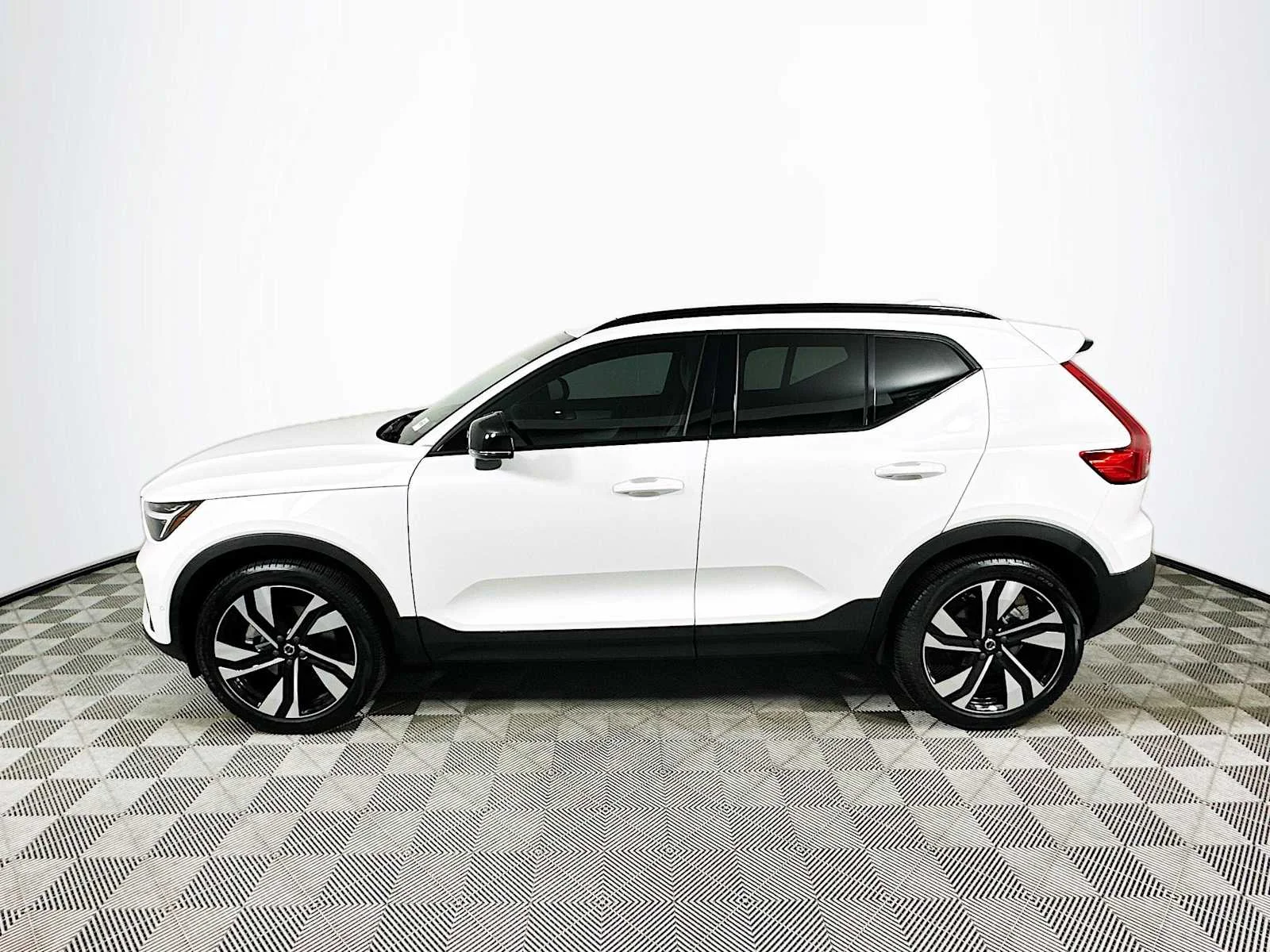 Certified Used 2025 Crystal White Volvo Plus image 4