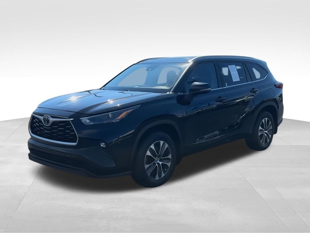 Used 2022 Black Toyota XLE image 4