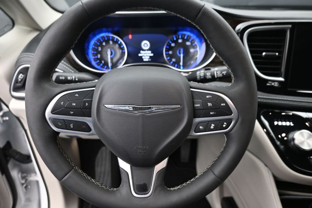 Used 2024 White Chrysler Limited image 19